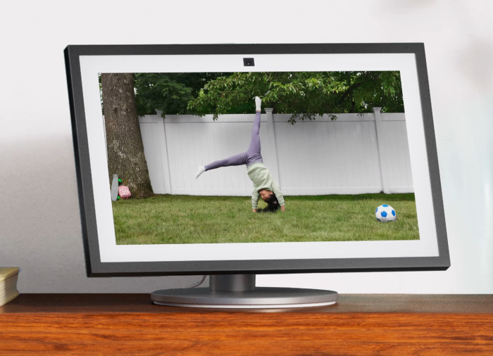 An dem 110 Euro teuren Ständer soll sich der neue Echo Show 15 drehen lassen, ohne vorher Schrauben lösen zu müssen. (Bild: Amazon)